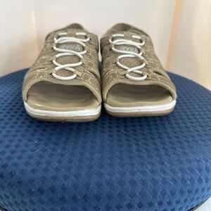 Ryka Woman’s Sandals 7.5 Beige Fabric Hook And Loop